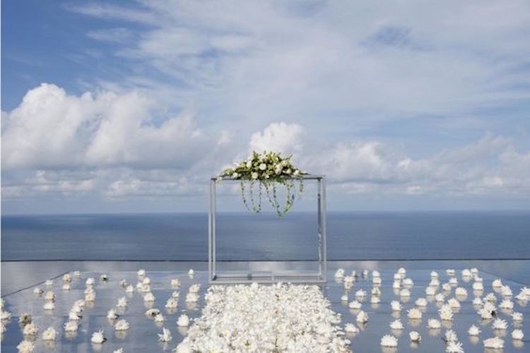 bodas frente al mar altar líneas rectas
