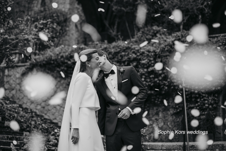 fotos boda lluvia pétalos